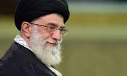 هيچ کس نميتواند به اتکاي اينکه فلان تخلفي شده، حرفي بزند که نظام اسلامي را تضعيف کند/ وظيفه اول، حفظ نظام است